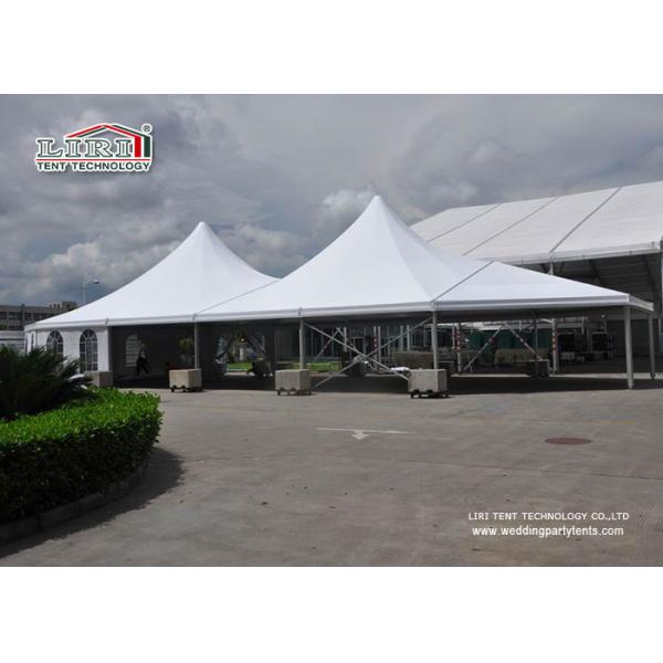 Tentes de crête élevée/tente extérieures de noce avec l'église Windows