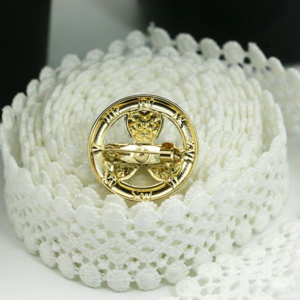 Circular Fashion Pins And Brooches Golden Alloy Studded Diamond 2.5cm Size