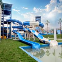 Jeux de famille, terrain de jeux aquatiques, toboggan en spirale, maison d'eau