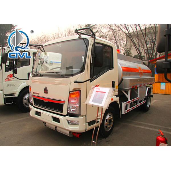 Sinotruk Howo 4x2 Fuel Tanker Truck / Gas Diesel Refilling Truck 5 cbm