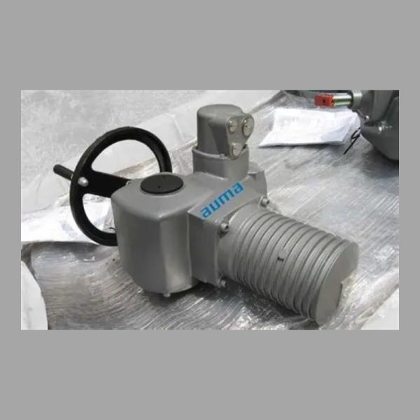 Válvula de bola motorizada con un reductor de giro parcial AUMA GS y un actuador eléctrico universal modular de giro múltiple SA.