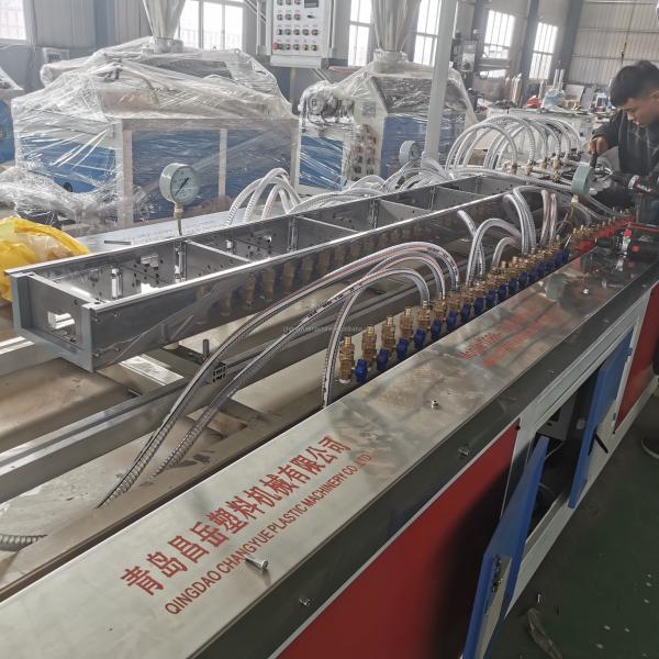 Machine d'extrusion innovante de cadre de porte en PVC avec décharge et coupe de matériau