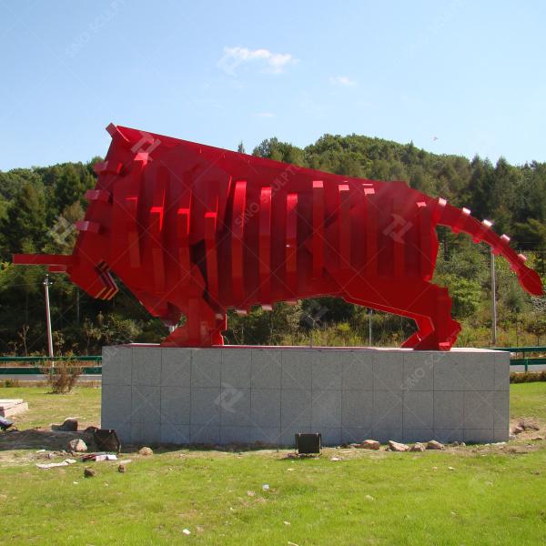 Esculptura metálica de vaca de aço pintada em spray para decoração de estradas