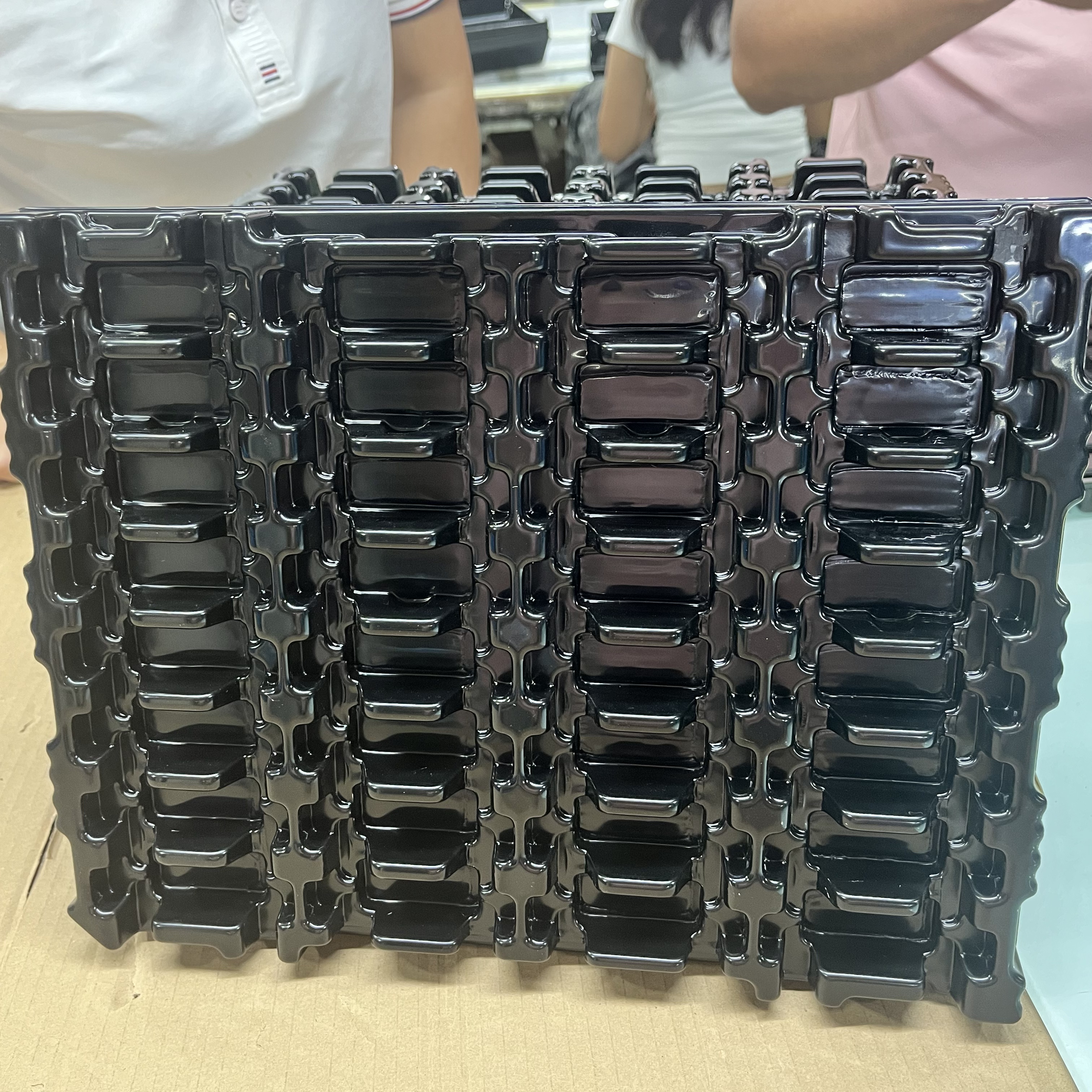 BST Anti Static White Plastic Packaging Tray for Electronic Parts Disposable Stackable Custom Size Vacuum Forming Cutting
