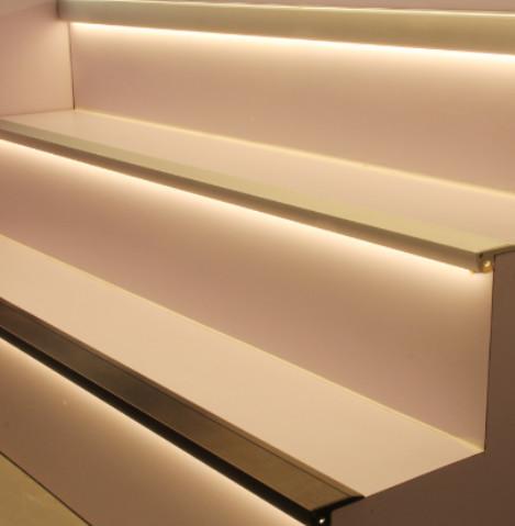 A escada conduziu a escadaria de alumínio dos perfis da extrusão que cheira para a luz da etapa do teatro do cinema