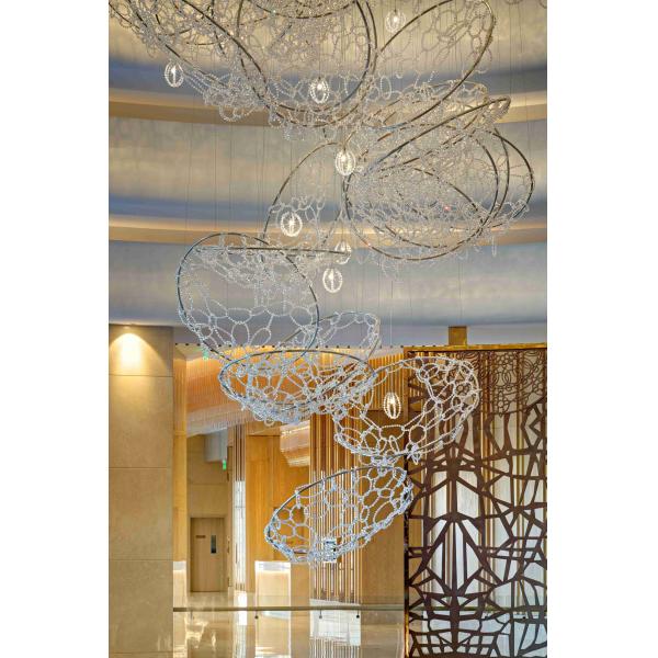 Внутреннее убранство Креативный зал Кристаллы Большие люстры Высокие места