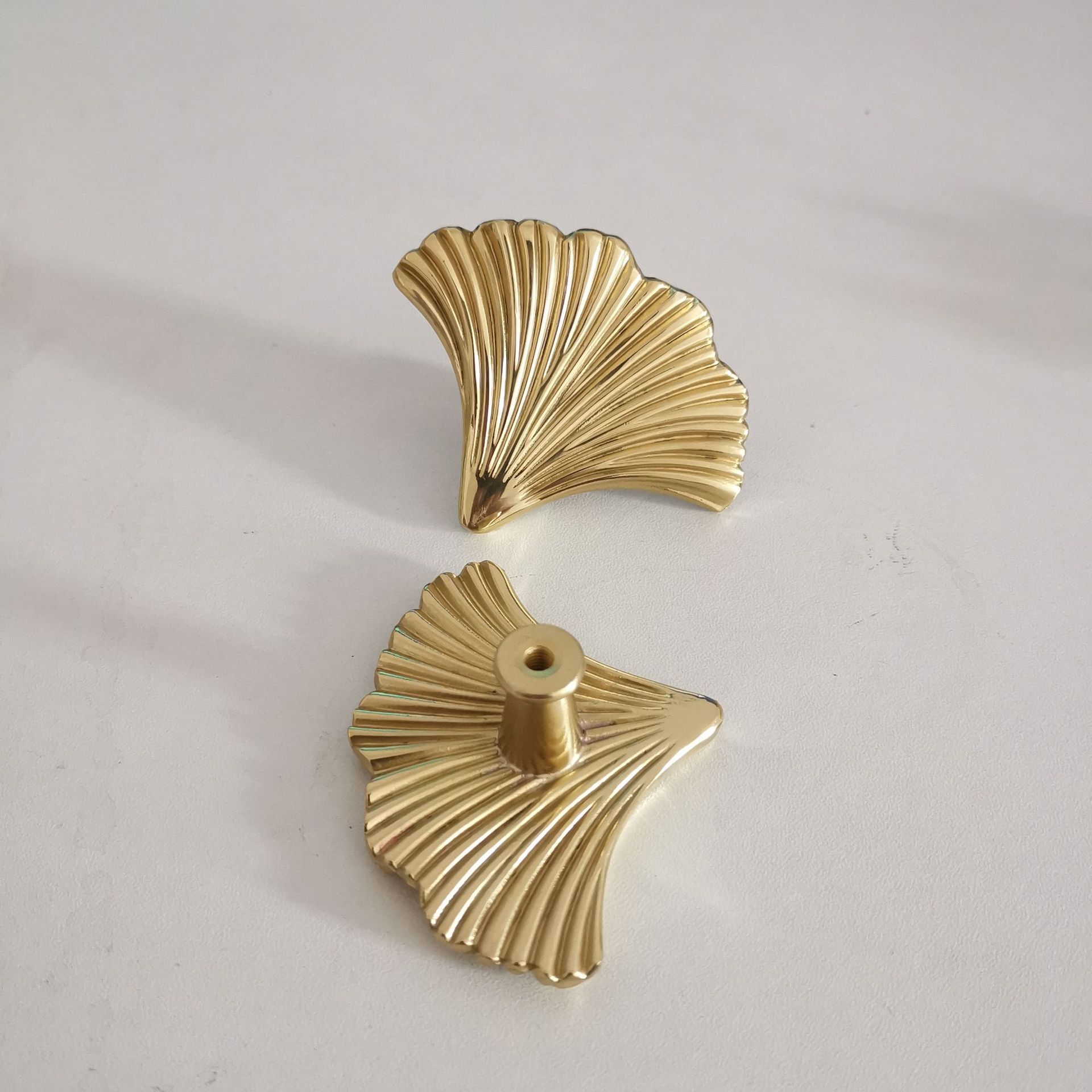 Light Luxury Nordic Gold Knob Creative Ginkgo Leaf Brass Handle for Kitchen Cabinets Bedroom Dressers Single Hole Application