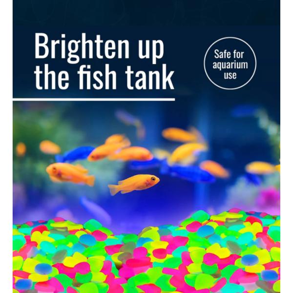 Resplandor plástico de la resina en el luminoso oscuro de los guijarros machacado