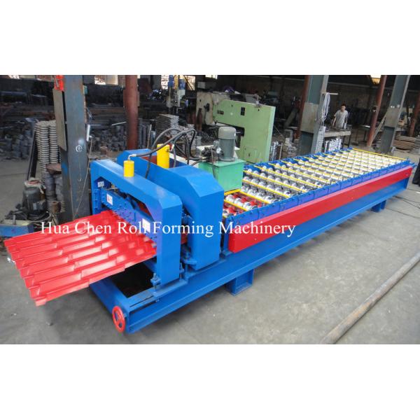 El tejado de teja cubre la máquina del corrugación