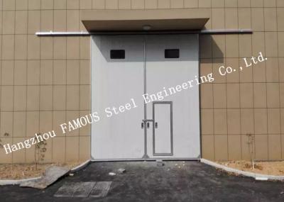 Portas industriais deslizantes horizontais secionais da garagem com a porta pedestre do acesso para a oficina