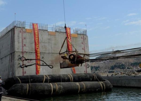 Natural Rubber Boat Lift Float Bags , Marine Buoyancy Bags For Vessel Salvage Heavy Moving