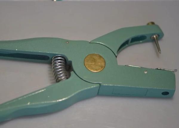 High Toughness Electric Pig Tail Cutter , Pig Farm Equipment Electric Heating