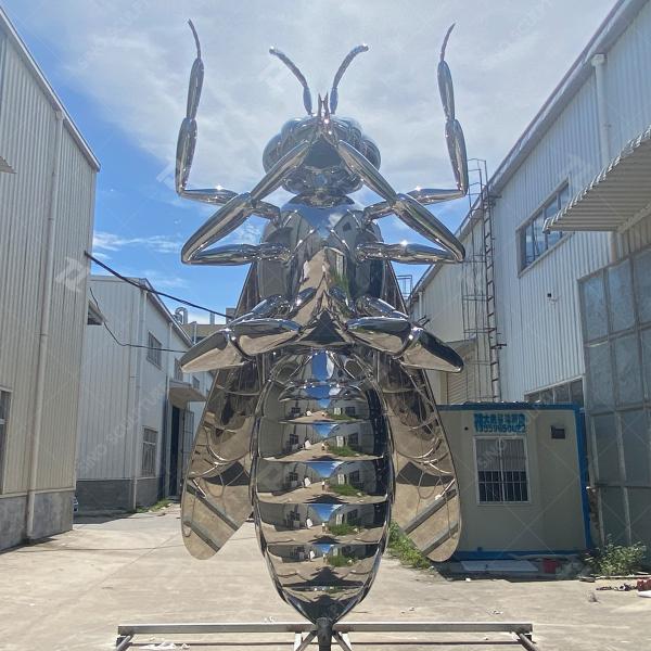 Escultura de abelha de aço inoxidável ao ar livre com acabamento polido altamente espelhado