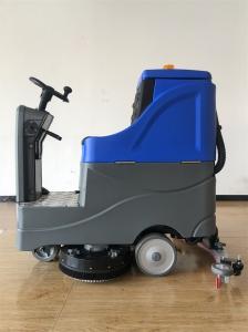 Caminhada da máquina da lavagem da rua do prédio de escritórios atrás do