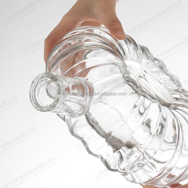 Сверхстарые стеклянные бутылки с резиновой пробкой для виски