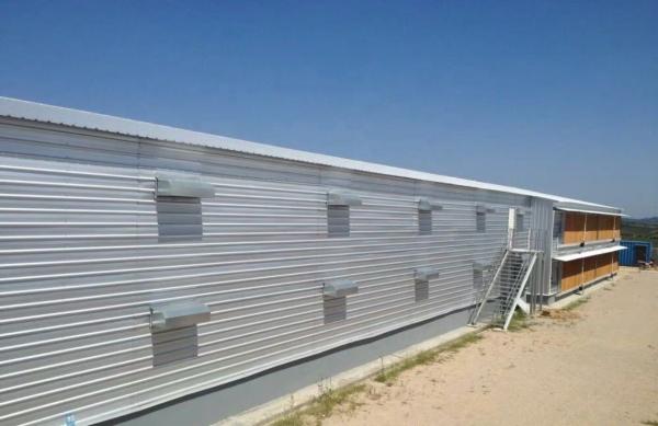 プレハブ軽量鉄骨鶏舎、天窓と巻き上げ式ドア付き