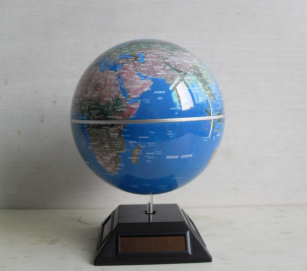 Natural and smooth rotation ABS Solar Powered Globe work under low light