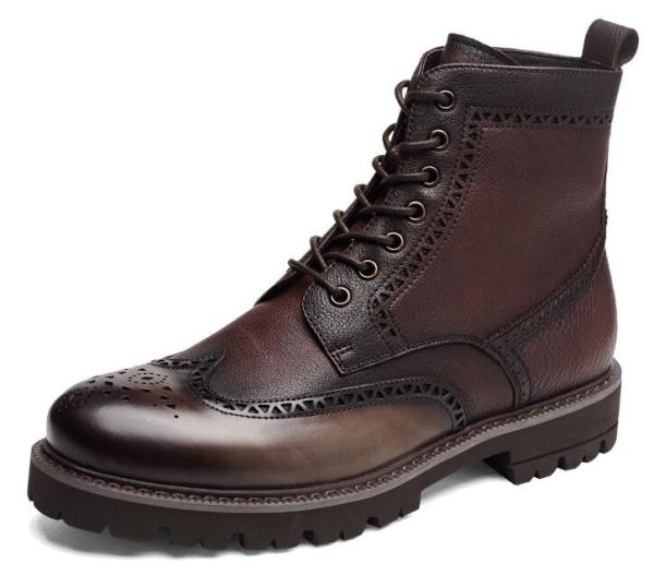 As botas do vestido do couro dos homens do estilo da forma cinzelam botas apontadas vintage de Martin dos homens do dedo do pé