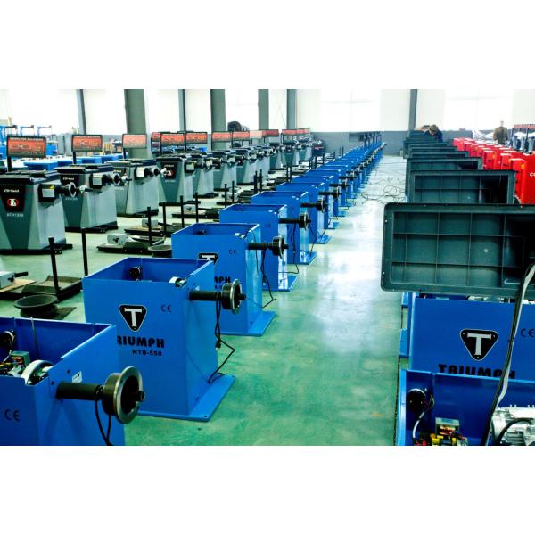 Легкое переносное устройство для подъема шин и колес с вращающимися колесами