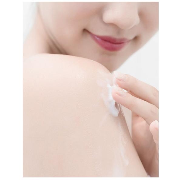 Сияя косметики Bodycare лосьона тела разводя сливк водой тела персика