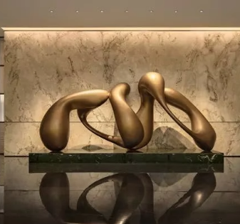 Dynamic Fluid Gold Metal Sculpture Handcrafted Abstract Art For Garden Hotel Lobby