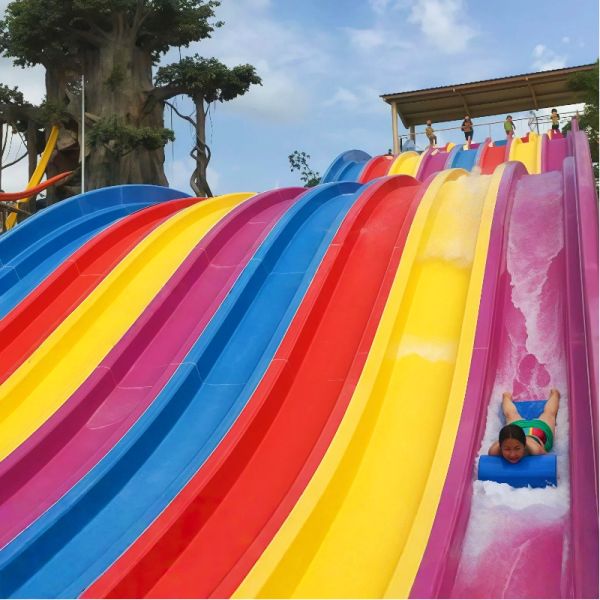 Curved Rainbow Racing Slide 3-Lane Racing Fiberglass 6-8mm For Commercial Water Parks Swimming Pools All Ages