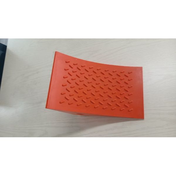  High Strength Red Orange 20x20x28cm 1.7kgs Cars Speed Bump Reflective Wheel Stopper / Car Stopper Rubber suitable for tyre diamter 816mm 