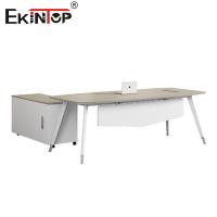 Bureau de bureau moderne et élégant avec des jambes métalliques et un armoire fixe