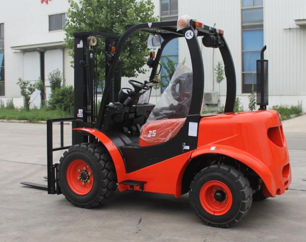 Red Steel 2 Wheel Drive Forklift , Compact All Terrain Forklift 2.5 Ton