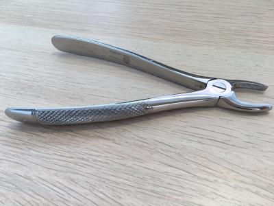Durable Forceps Dental Instrument , Upper Molar Forceps With Narrow Tip 500/2