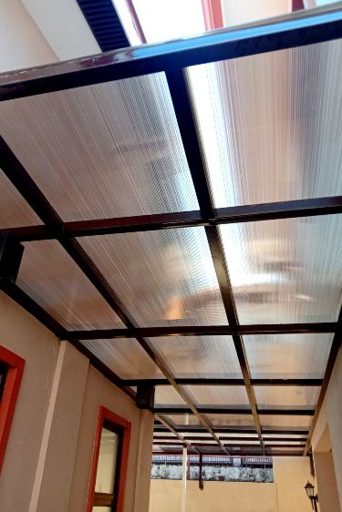 Protective PE Film Covered On Both Sides Polycarbonate Hollow Sheet Twin Wall Panel Lightweight Durable Impact Resistant