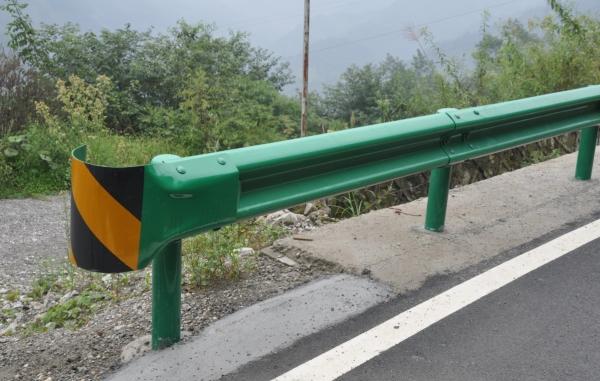 カスタマイズされた自動高速ガードレール保護パネルマシン 高速道路ガードレールロール形成マシン