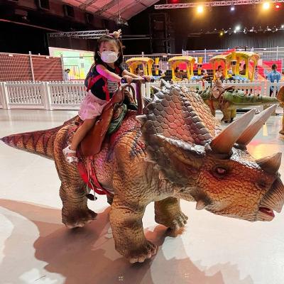 Paseo de dinosaurio animatrónico Triceratops con paseo eléctrico para niños con carga de 150 kg