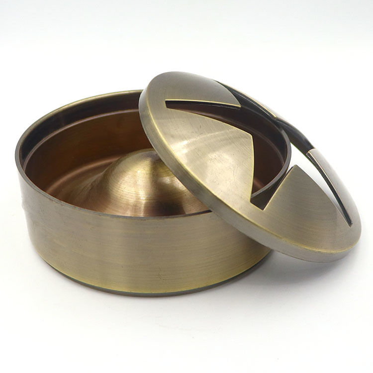 Vintage brass metal ashtray with star pattern lid and windproof design for home and bar decoration