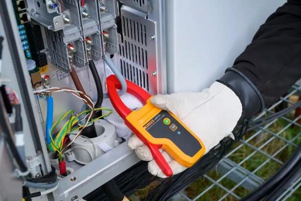 Fluke 283 FC/PV Solar Digital Multimeter And Wireless Current Clamp