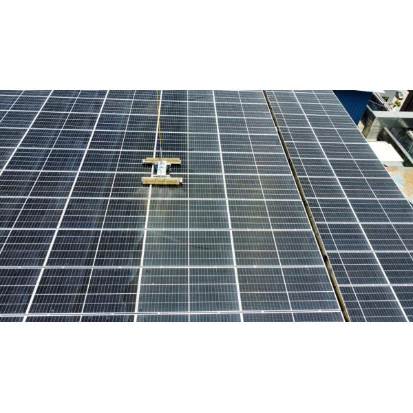 Робот анти- панели солнечных батарей предохранения от падения очищая для коммерчески крыши