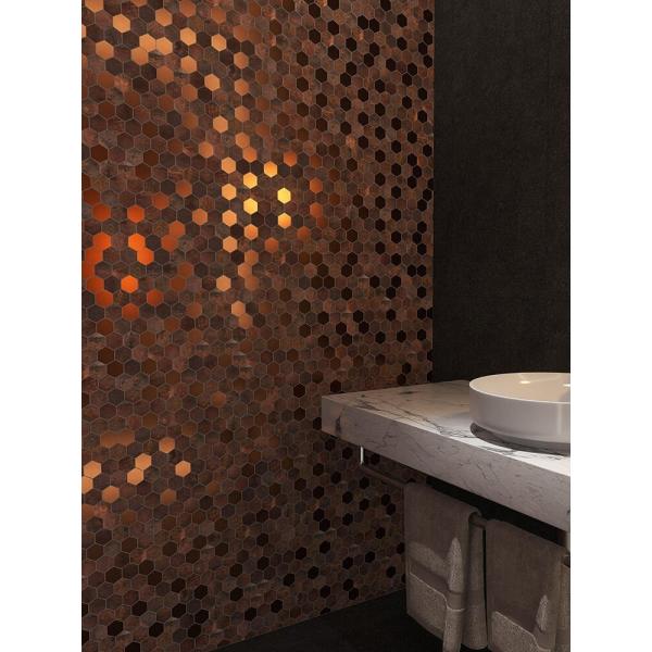 Ecrãs de parede de mosaicos hexagonais de metal criam espaços de luxo vintage para hotéis