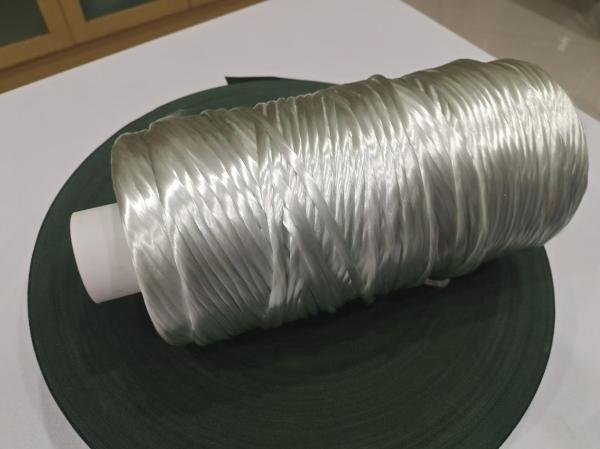 Isolamento de cordas de fibra de vidro livre de álcalis como materiais de enchimento para cabos e fios
