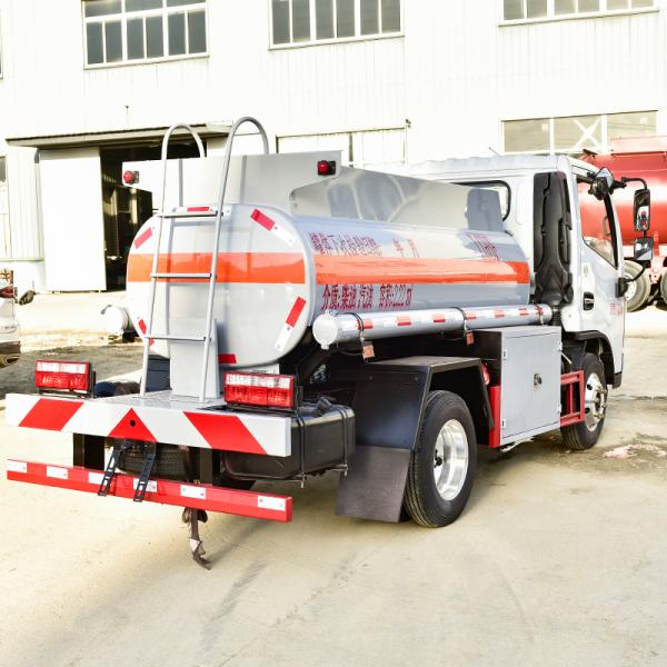 Compact Diesel Oil Transport Truck With Euro 6 Emission Standard