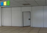 Prueba de los sonidos que absorbe el panel plegable de desplazamiento movible de la división de la pared con la puerta del paso
