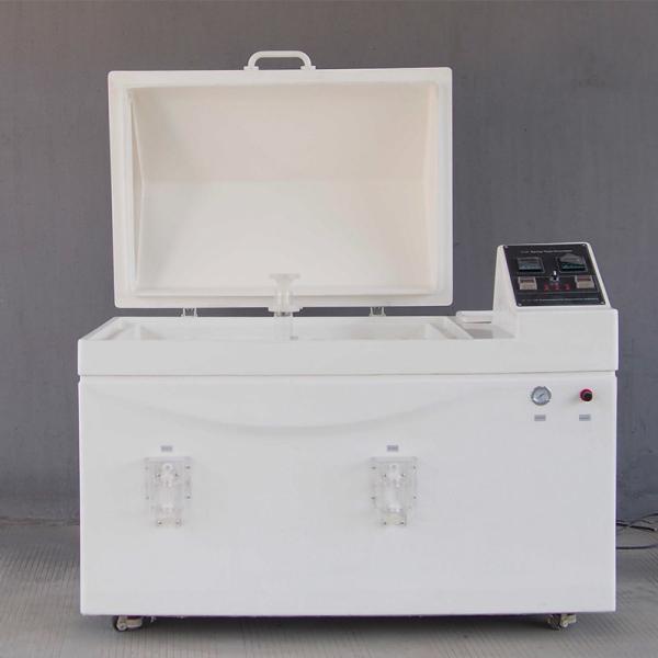 環境試験の部屋はスプレーの腐食テスト部屋の実験装置に塩を加える