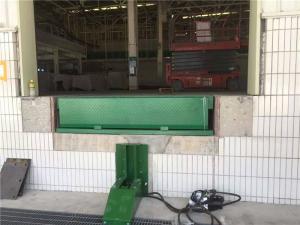 Green 6Ton Hydraulic Dock Levelers With Swing Lip For Truck Loading And