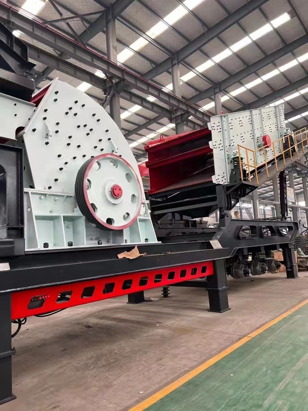 Iron Gray Portable Mining Limestone Mobile Stone Impact Screen Rock Crusher Y3S1548F1010