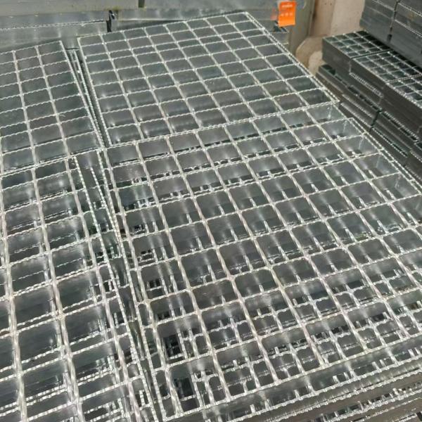 We can lay the steel grid for the road in the farm Anti-corrosion and anti-extrusion