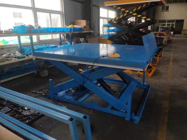 Dentro fora 1000kg, elevador pequeno hidráulico da doca 2000kg costurou o bordo para o caminhão entre a doca
