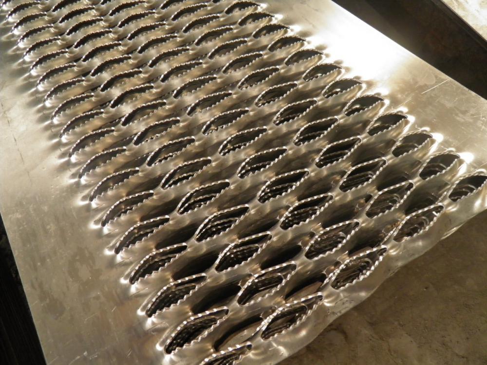 Heavy Duty Walkway Channel Grip Strut Perforated Metal Plank Grating
