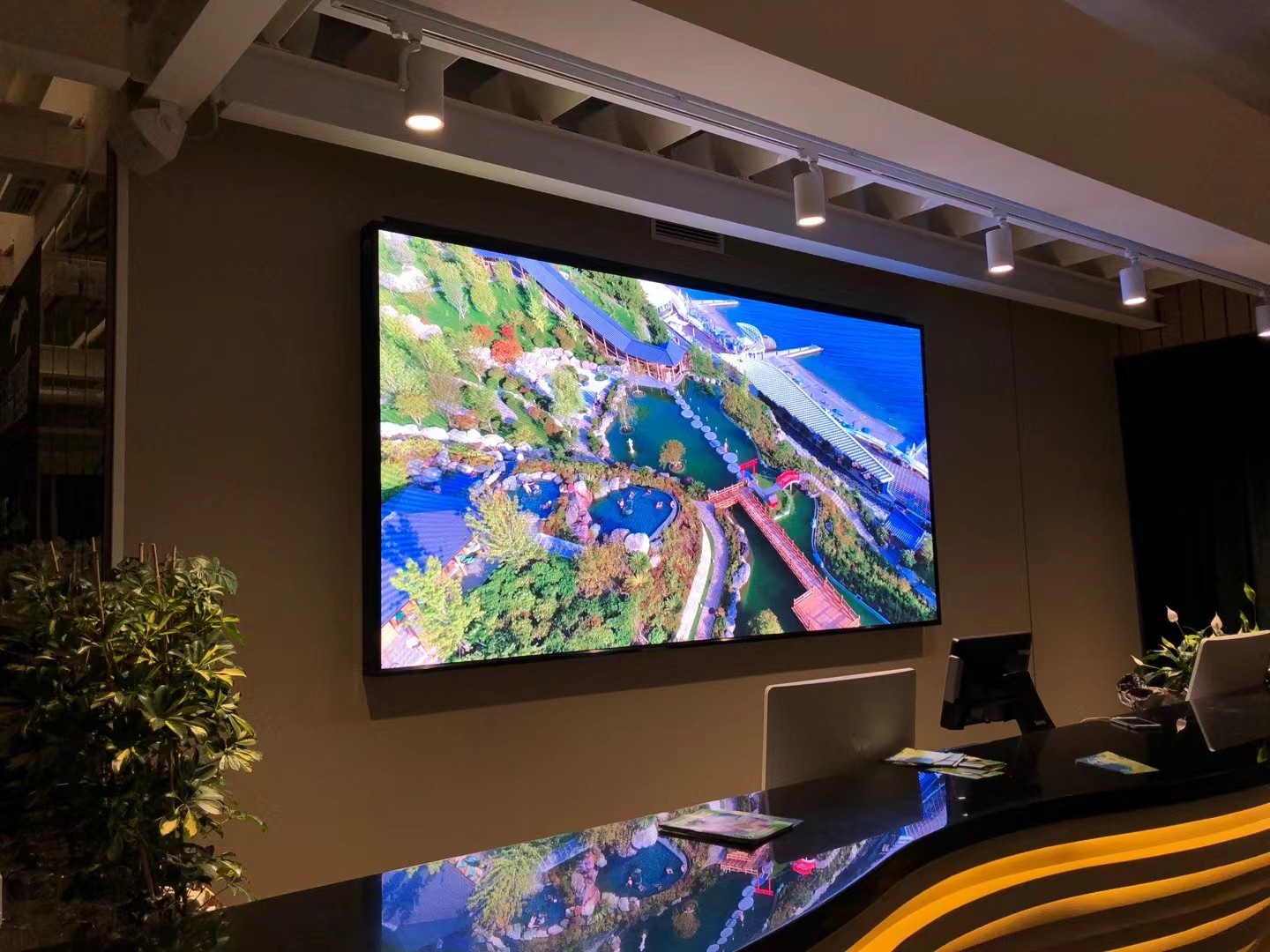 Boardroom COB LED Display Ultra HD Pixel Pitch 1.25mm 600×337.5 Seamless LED Video Screen Panels