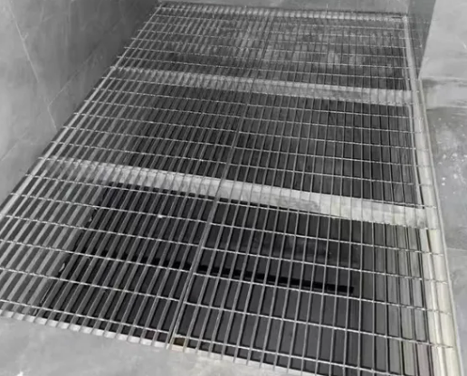 40X5mm Serrated Press-Locked Steel Grating with Hot DIP Galvanizing for Anti-Slip Applications