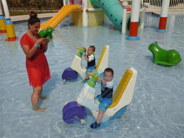 Commercial Piscine Jeux aquatiques Accessoires Jeux pour enfants Petite moto aquatique