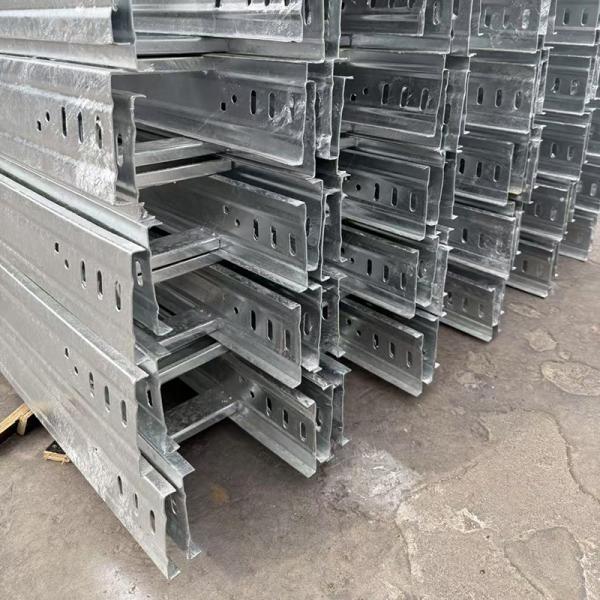 Chemin de câbles en échelle métallique galvanisé à chaud / pré-galvanisé, type perforé en acier